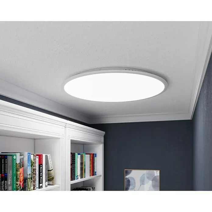 Tween Light LED-Panel rund RC-CCT-DIM - 41 W, Ø x H: 80 x 5 cm, Weiß, Mehrfarbig - Eine Nahaufnahme einer modernen, runden LED-Deckenleuchte, die an einer weißen Decke mit Zierleisten montiert ist. Sie sorgt für eine helle und gleichmäßige Ausleuchtung.