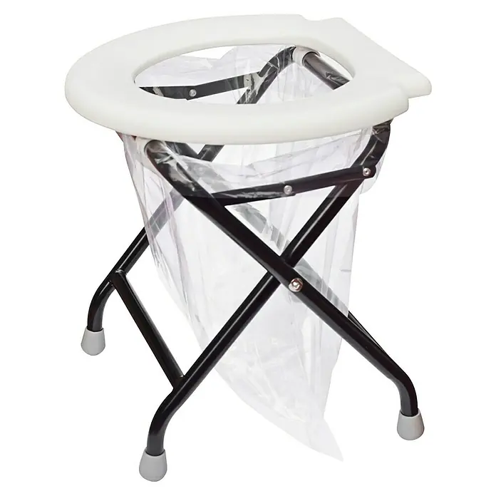 Yachticon Klapp-Toilette - L x B x H: 39 x 40 x 46 cm, Weiß - Bild einer tragbaren Campingtoilette mit einem schwarzen Gestell, einem weißen Sitz und einem Plastikbeutel.