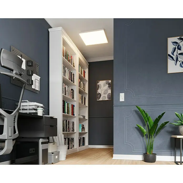 Tween Light LED-Panel Frameless - 33 W, L x B x H: 60 x 60 x 6 cm, Weiß, Mehrfarbig - Weißes Bücherregal mit zahlreichen Büchern in einem modernen Büro mit blauen Wänden und einem Schreibtisch mit Büromaterial.