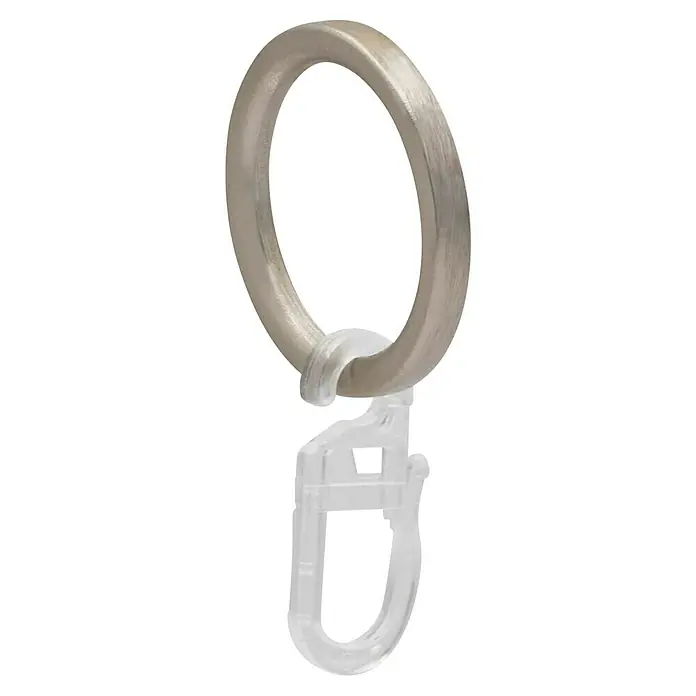 Expo Ambiente Flachring Jetran - Edelstahloptik, Geeignet für: Gardinenstangen Ø 16/20 mm, 10 Stk. - Nahaufnahme eines Gardinenrings mit Clip zur Befestigung von Vorhängen. Das Zubehör ist ideal für die einfache Installation von Gardinen.