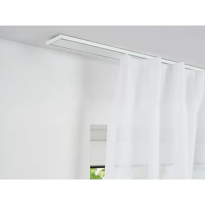 Vorhangschiene Level Verdunkelungssystem - Weiß, Länge: 150 cm, Anzahl Läufe: 2 Stk. - Weiße Gardinen hängen an einer modernen, weißen Gardinenstange unter der Decke und verleihen dem Raum einen eleganten Touch.