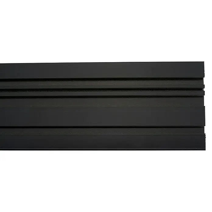 Vorhangschiene Level Verdunkelungssystem - Schwarz, Länge: 200 cm, Anzahl Läufe: 3 Stk. - Nahaufnahme einer schwarzen Aluminium-Profilleiste, die durch ihre geradlinige Form und die feine Verarbeitung besticht.