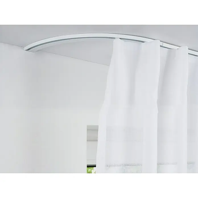 Rundbogen Level Verdunkelungssystem - Anzahl Läufe: 1 Stk., Weiß, Links gebogen - Gebogene Vorhangschiene an einer weißen Wand mit weißen, leicht transparenten Vorhängen, die eine elegante und flexible Fenstergestaltung ermöglicht.