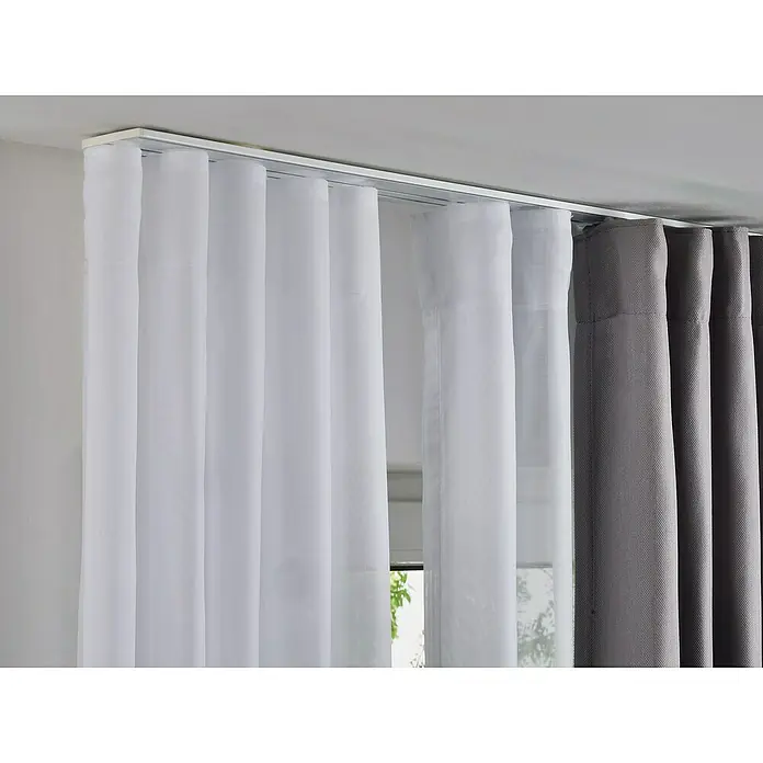 Vorhangschiene Level Verdunkelungssystem - Weiß, Länge: 150 cm, Anzahl Läufe: 3 Stk. - Einrichtungsidee mit weißen und grauen Vorhängen, die an einer eleganten Vorhangschiene befestigt sind, für moderne Fensterdekoration.