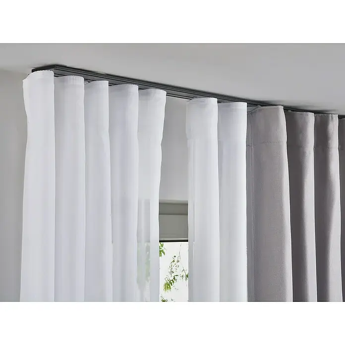 Vorhangschiene Level VerdunkelungssystemSchwarz, Länge: 150 cm, Anzahl Läufe: 3 Stk. - Eine Nahaufnahme von weißen und grauen Vorhängen an einer schwarzen Gardinenschiene, die für Privatsphäre und Lichtsteuerung sorgen.