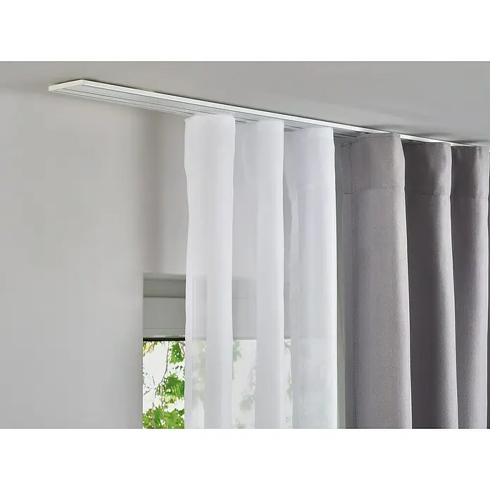 Vorhangschiene Level Verdunkelungssystem - Weiß, Länge: 150 cm, Anzahl Läufe: 3 Stk. - Ein Bild von einem weißen Vorhangsystem mit grauen Verdunkelungsvorhängen. Das System bietet eine elegante Lösung zur Fensterdekoration.