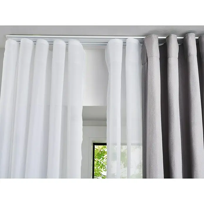 Vorhangschiene Level Verdunkelungssystem - Weiß, Länge: 150 cm, Anzahl Läufe: 3 Stk. - Weiße und graue Vorhänge hängen an einer Gardinenstange. Die weißen Vorhänge sind lichtdurchlässig, die grauen Vorhänge sind blickdicht.
