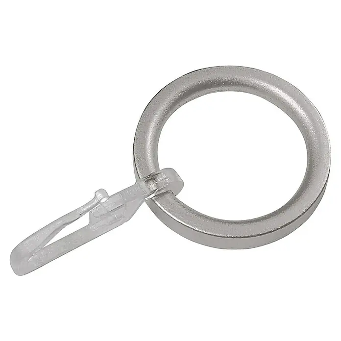 Expo Ambiente Flachring Jetran - Edelstahloptik, Geeignet für: Gardinenstangen Ø 16/20 mm, 10 Stk. - Nahaufnahme eines silbernen Gardinenrings mit Kunststoffbefestigung vor schwarzem Hintergrund.