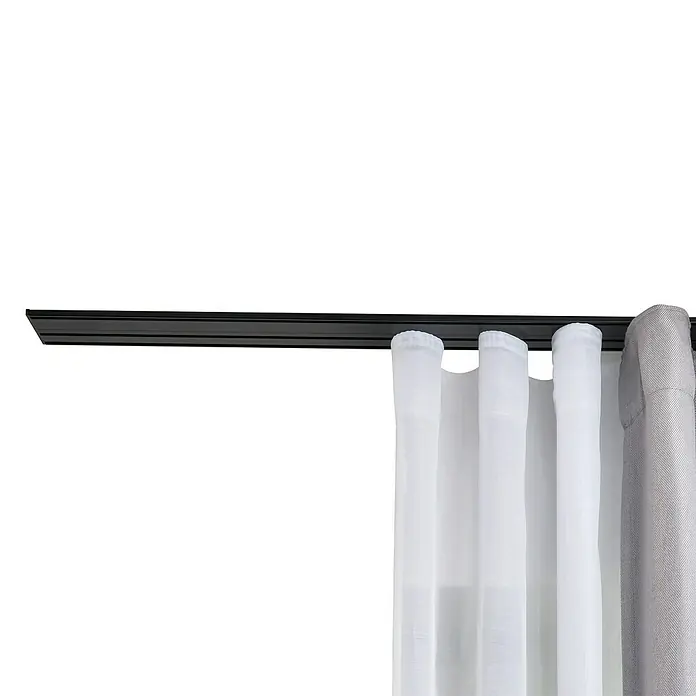 Vorhangschiene Level VerdunkelungssystemSchwarz, Länge: 150 cm, Anzahl Läufe: 3 Stk. - Nahaufnahme einer schwarzen Gardinenschiene mit weißen und grauen Vorhängen, die elegant von der Schiene hängen.