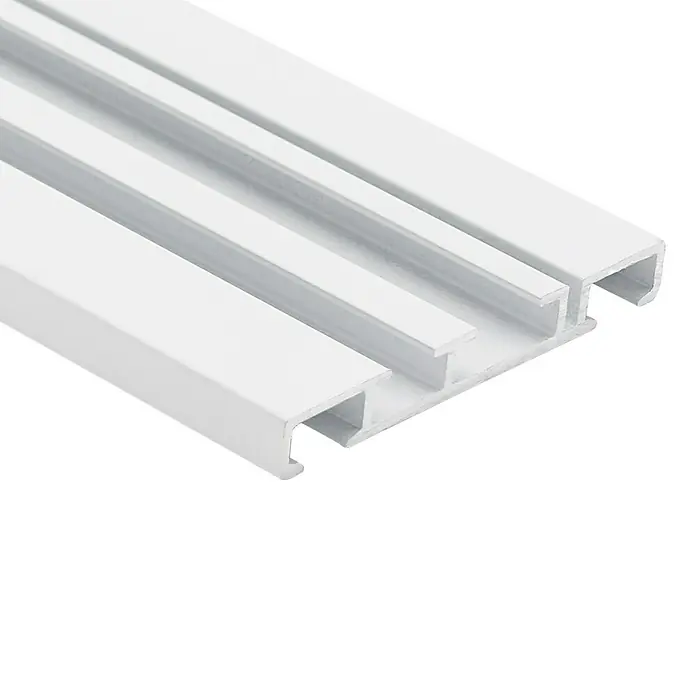 Vorhangschiene Level Verdunkelungssystem - Weiß, Länge: 150 cm, Anzahl Läufe: 2 Stk. - Detailaufnahme einer weißen Gardinenschiene aus Aluminium mit drei Läufen für Vorhänge oder Gardinen.
