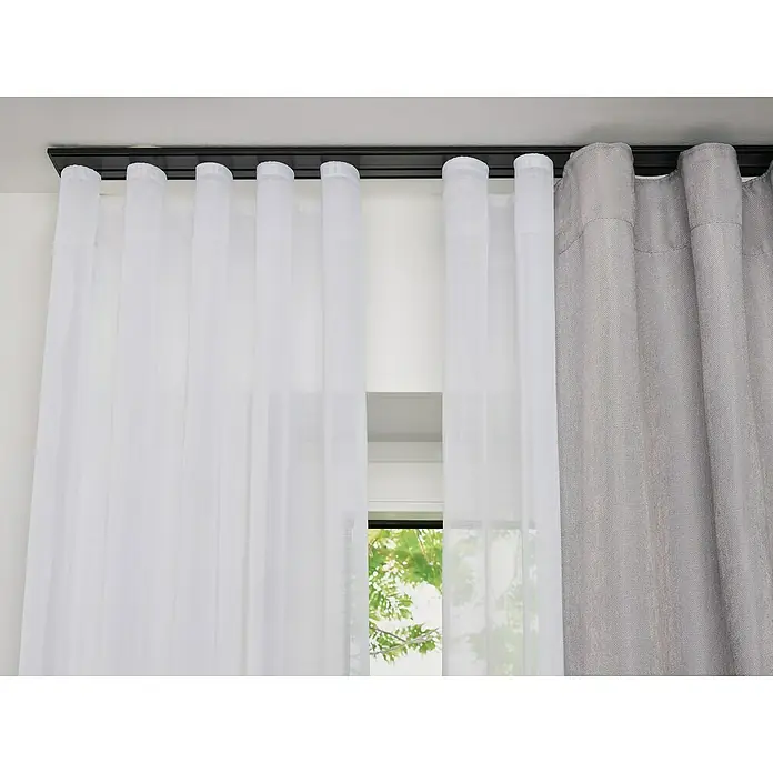 Vorhangschiene Level VerdunkelungssystemSchwarz, Länge: 150 cm, Anzahl Läufe: 3 Stk. - Bild von weißen und grauen Vorhängen, die an einer schwarzen Gardinenstange hängen und einen Hauch von Eleganz und Privatsphäre bieten.