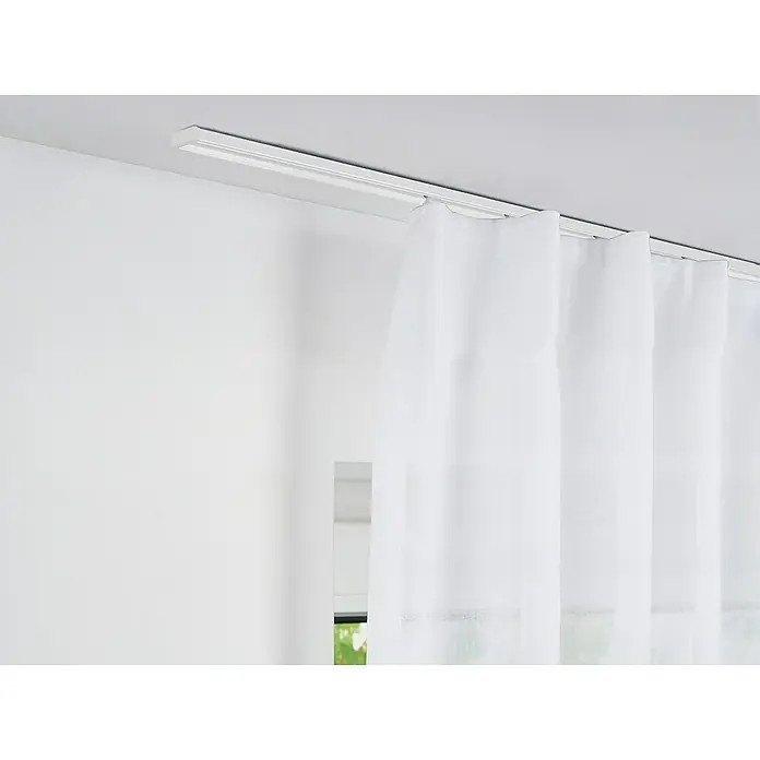 Vorhangschiene Level Verdunkelungssystem - Weiß, Länge: 150 cm, Anzahl Läufe: 1 Stk. - Nahaufnahme einer Deckenmontagegardinenschiene mit weißen, transparenten Vorhängen, die ein minimalistisches und elegantes Designelement zeigen.