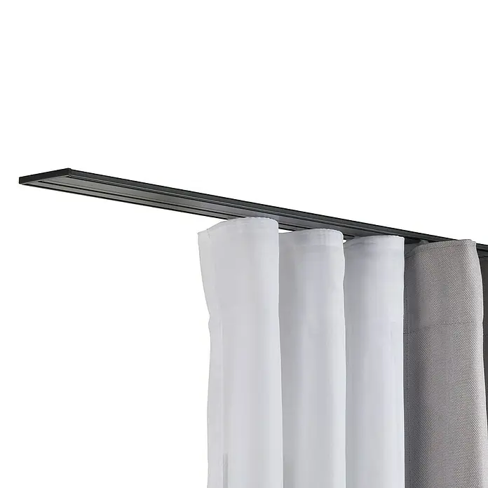 Vorhangschiene Level Verdunkelungssystem - Schwarz, Länge: 200 cm, Anzahl Läufe: 3 Stk. - Eine Nahaufnahme einer schwarzen Vorhangschiene mit transparenten und grauen Vorhängen. Sie zeigt das moderne Design und die einfache Installation.