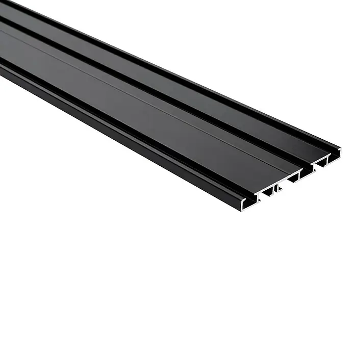 Vorhangschiene Level Verdunkelungssystem - Schwarz, Länge: 200 cm, Anzahl Läufe: 3 Stk. - Nahaufnahme einer schwarzen Aluminium-Profilleiste mit mehreren Rillen, ideal für konstruktive Anwendungen und stilvolles Design.