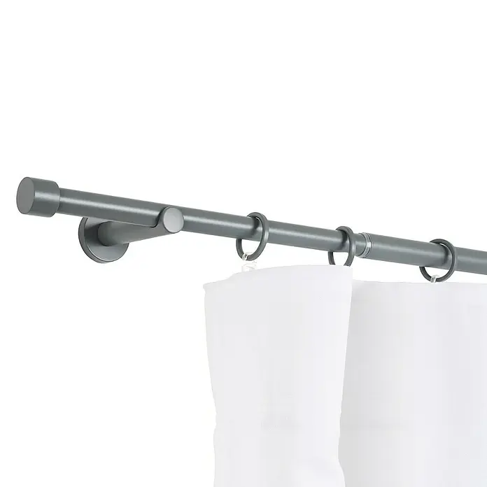 Stilgarnitur Cosy - Dark Grey, Auszugslänge: 160 cm - 280 cm - Eine graue Gardinenstange mit weißen Vorhängen, die an Ringen befestigt sind, für eine moderne Fensterdekoration.