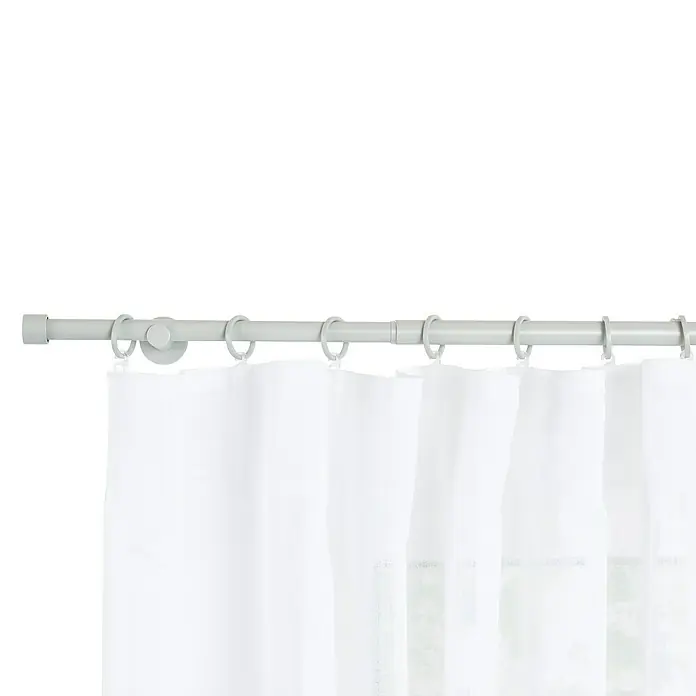 Stilgarnitur Cosy - Cool Grey, Auszugslänge: 120 cm - 210 cm - Detailaufnahme einer Gardinenstange mit weißen Vorhängen, die ein minimalistisches und elegantes Design zeigt.