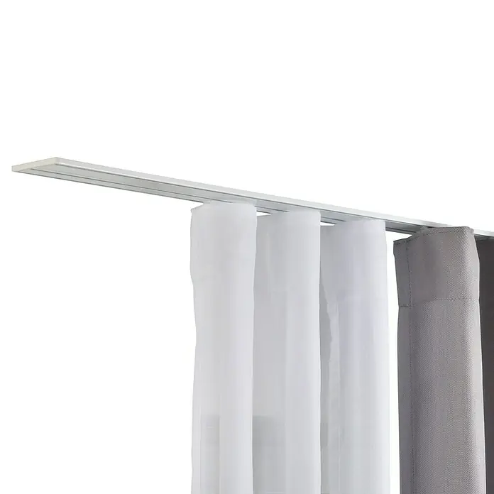 Vorhangschiene Level Verdunkelungssystem - Weiß, Länge: 150 cm, Anzahl Läufe: 3 Stk. - Nahaufnahme der Vorhangschiene mit Vorhängen in Weiß-, Grau- und Schwarztönen. Die Schiene ist aus Metall und die Vorhänge hängen ordentlich darunter.