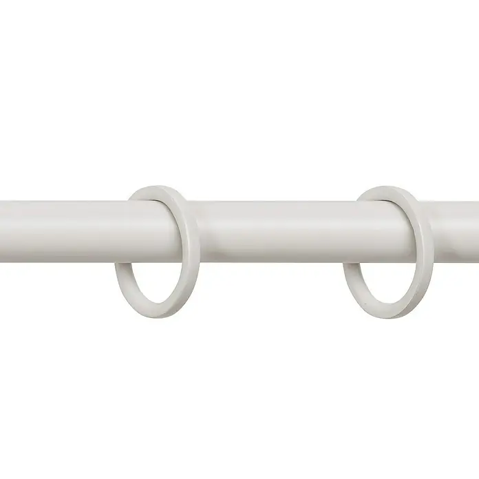 Stilgarnitur Cosy - Warm Grey, Auszugslänge: 120 cm - 210 cm - Nahaufnahme einer weißen Gardinenstange mit zwei weißen Ringen, die daran befestigt sind. Elegantes Detail für jede Fensterdekoration.