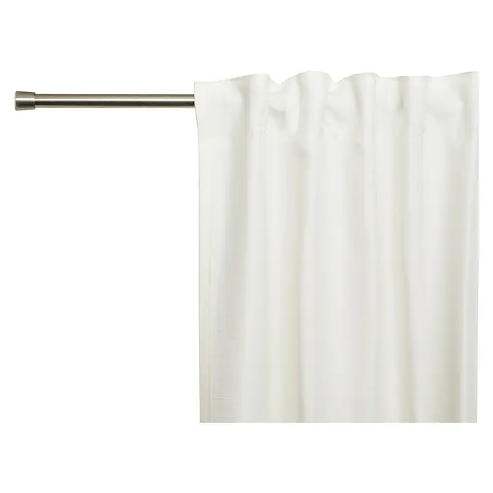 Spannstange Stretch - Edelstahl-Optik, Auszugslänge: 120 cm - 220 cm - Helle, weiße Vorhänge hängen an einer silbernen Gardinenstange und sorgen für Privatsphäre und ein elegantes Ambiente im Raum.