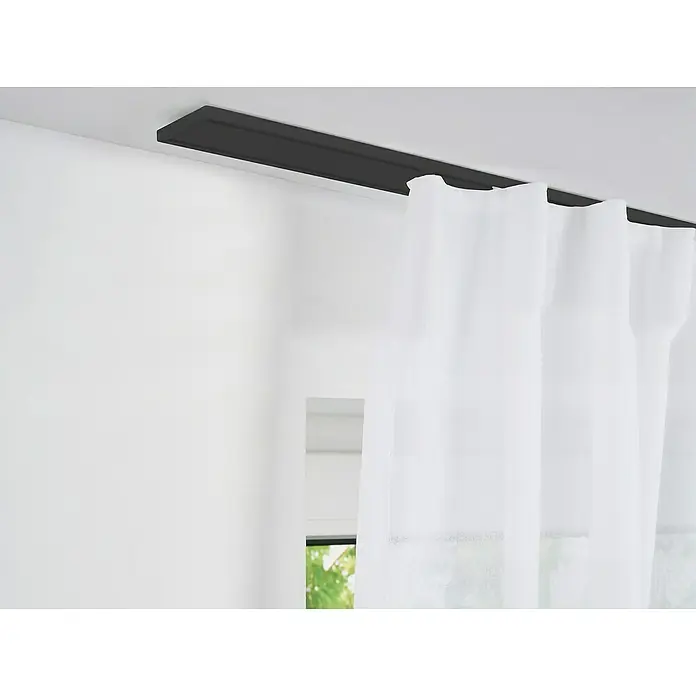 Vorhangschiene Level VerdunkelungssystemSchwarz, Länge: 200 cm, Anzahl Läufe: 2 Stk. - Elegantes Foto von weißen Vorhängen mit einer stilvollen, dunklen Gardinenschiene an einer weißen Wand, die eine moderne Fensterdekoration zeigt.