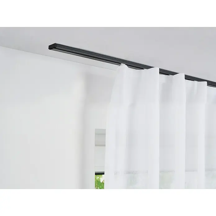 Vorhangschiene Level VerdunkelungssystemSchwarz, Länge: 250 cm, Anzahl Läufe: 1 Stk. - Nahaufnahme einer schwarzen Gardinenschiene, die an einer weißen Decke befestigt ist, mit eleganten, weißen Vorhängen.