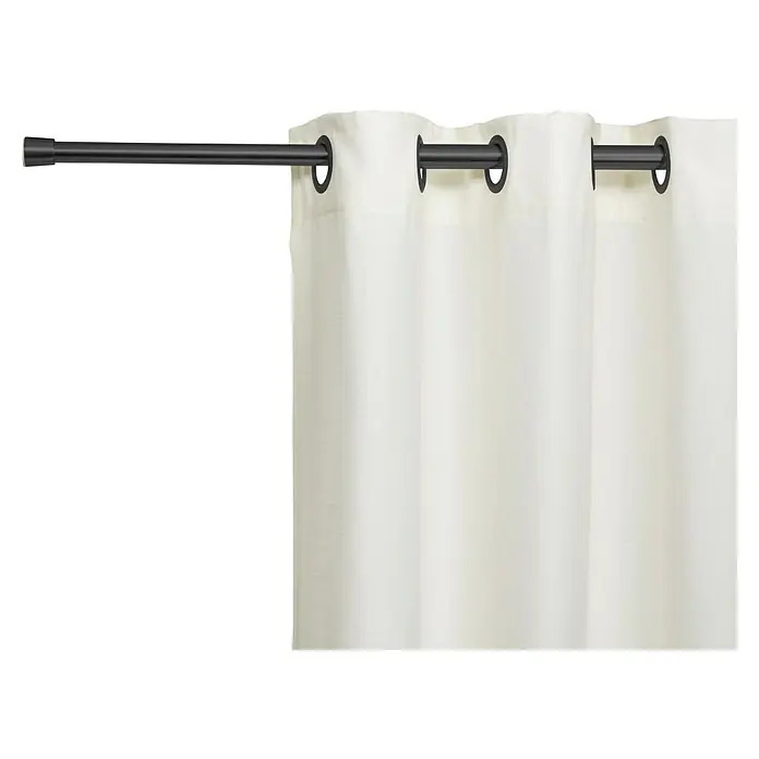 Spannstange Stretch - Schwarz, Auszugslänge: 65 cm - 100 cm - Nahaufnahme einer eleganten, weißen Gardine mit Metallösen, die an einer schwarzen Gardinenstange befestigt ist. Sie verleiht jedem Raum Stil.