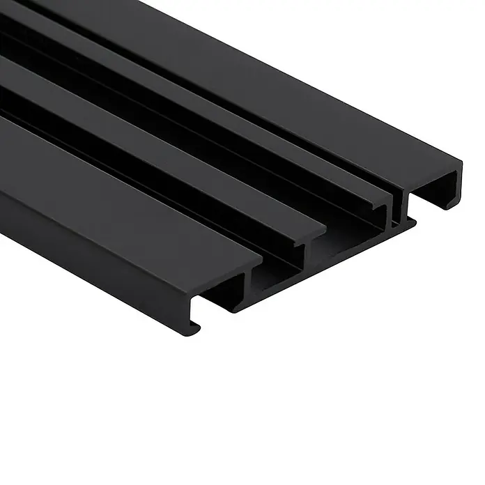 Vorhangschiene Level Verdunkelungssystem - Schwarz, Länge: 250 cm, Anzahl Läufe: 2 Stk. - Nahaufnahme von schwarzen Aluminiumprofilen, ideal für moderne Konstruktionen und elegante Designs im Innenausbau.