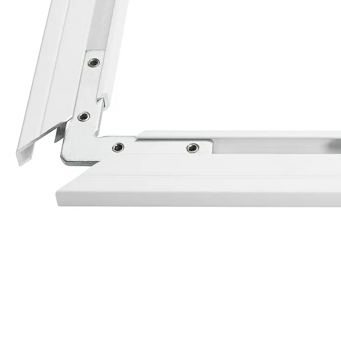 Eckverbinder Level - Passend für: 2-lauf oder 3-lauf Level Vorhangschienen - Nahaufnahme eines weißen Fensterrahmens mit Beschlägen, der die Konstruktionsdetails und die Verarbeitung des Fensterrahmens hervorhebt.