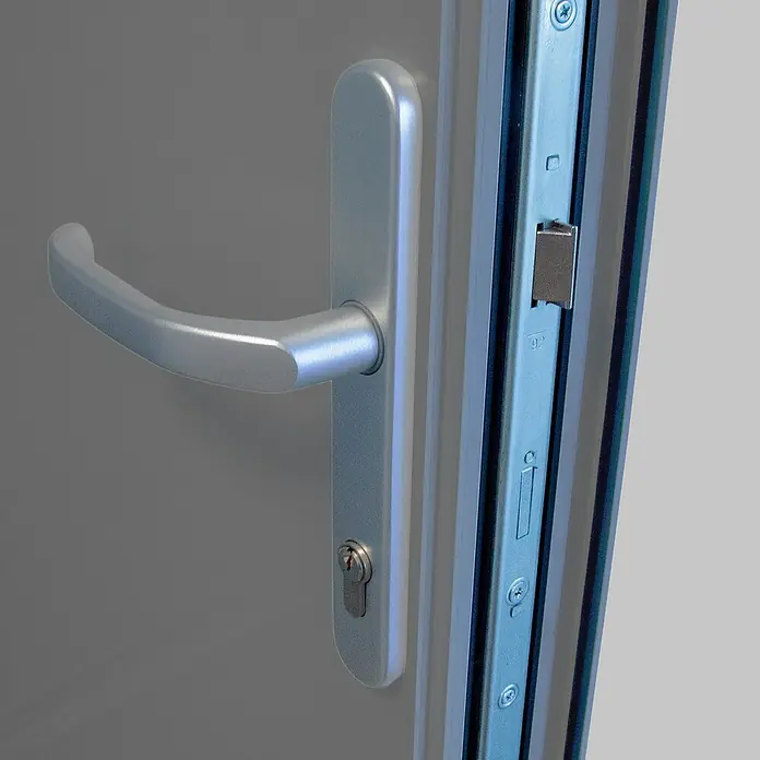 Splendoor Haustür Premium Kiel - 110 cm x 210 mm, DIN Anschlag: Links, Graualuminium - Nahaufnahme eines silbernen Türgriffs mit Schlossmechanismus an einer grauen Tür.