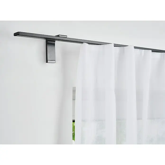 Vorhangschiene Level Verdunkelungssystem - Schwarz, Länge: 200 cm, Anzahl Läufe: 1 Stk. - Nahaufnahme einer schwarzen Gardinenstange mit weißen, transparenten Vorhängen, die ein modernes und elegantes Designelement zeigt.