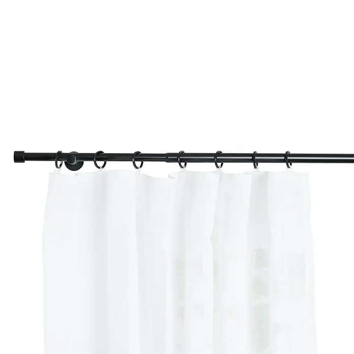 Stilgarnitur Cosy - Black, Auszugslänge: 160 cm - 280 cm - Nahaufnahme einer schwarzen Gardinenstange mit weißen Vorhängen, die eine elegante und moderne Fensterdekoration zeigt.