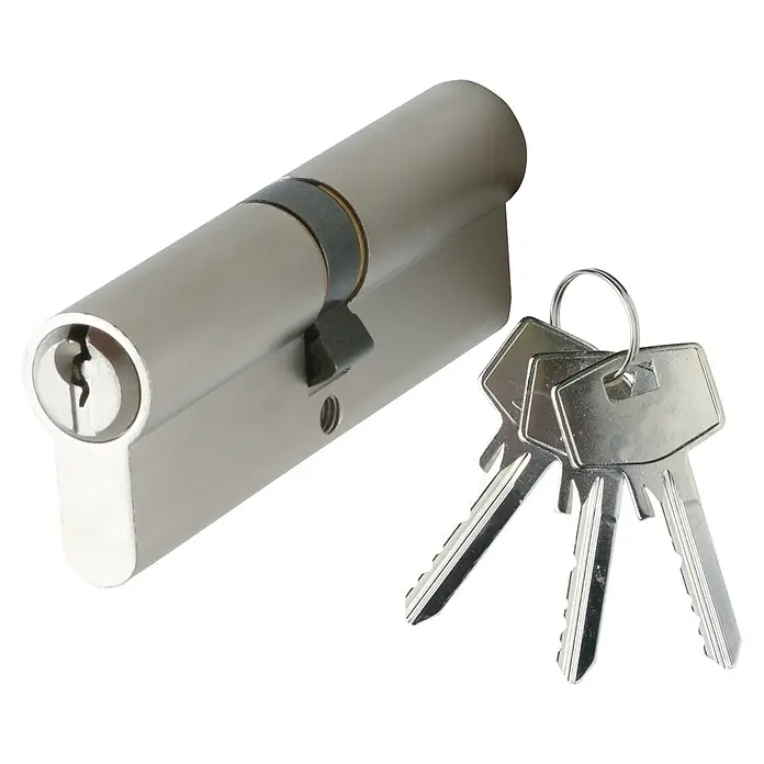 Splendoor Haustür Premium Kiel - 110 cm x 210 mm, DIN Anschlag: Links, Graualuminium - Nahaufnahme eines Zylinderschlosses mit drei Schlüsseln. Das Schloss ist aus Metall und die Schlüssel hängen an einem Ring.