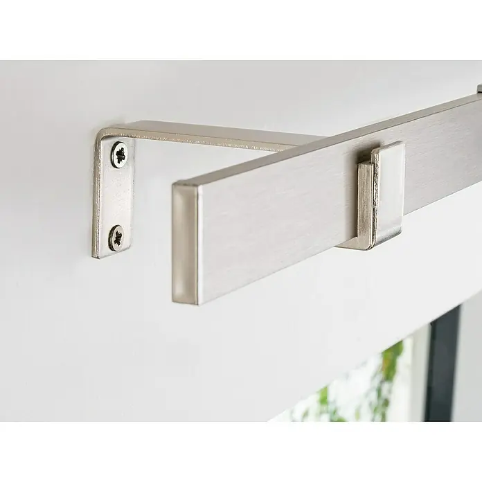 Stilgarnitur Up Right - Länge Gardinenstange: 120 cm - 210 cm, Edelstahl-Optik - Nahaufnahme einer Gardinenstange aus gebürstetem Nickel mit Halterungen an einer weißen Wand, die ein elegantes und minimalistisches Design zeigt.