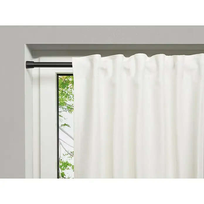 Spannstange Stretch - Schwarz, Auszugslänge: 80 cm - 130 cm - Ein weißer Vorhang hängt an einer schwarzen Gardinenstange vor einem Fenster und sorgt für Privatsphäre und Lichtfilterung im Raum.