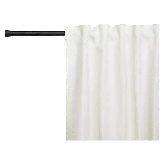 Spannstange Stretch - Schwarz, Auszugslänge: 65 cm - 100 cm - Ein weißer Gardinenvorhang hängt an einer schwarzen Gardinenstange. Der Vorhang ist schlicht und elegant.