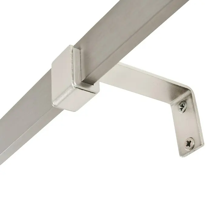 Stilgarnitur Up Right - Länge Gardinenstange: 120 cm - 210 cm, Edelstahl-Optik - Nahaufnahme einer silbernen Handlaufhalterung mit Schrauben zur Befestigung an einer Wand, ideal für Treppenhäuser.