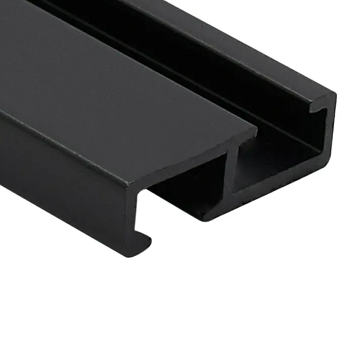 Vorhangschiene Level Verdunkelungssystem - Schwarz, Länge: 200 cm, Anzahl Läufe: 1 Stk. - Nahaufnahme einer schwarzen Aluminiumprofilschiene. Ideal für den Einsatz in verschiedenen Konstruktions- und Montageprojekten.