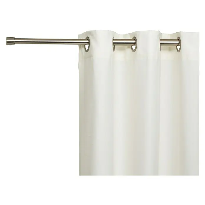 Spannstange Stretch - Edelstahl-Optik, Auszugslänge: 120 cm - 220 cm - Blick auf eine weiße Gardine mit silbernen Ösen an einer Gardinenstange. Dekorative Fenstergestaltung für ein helles und freundliches Ambiente.