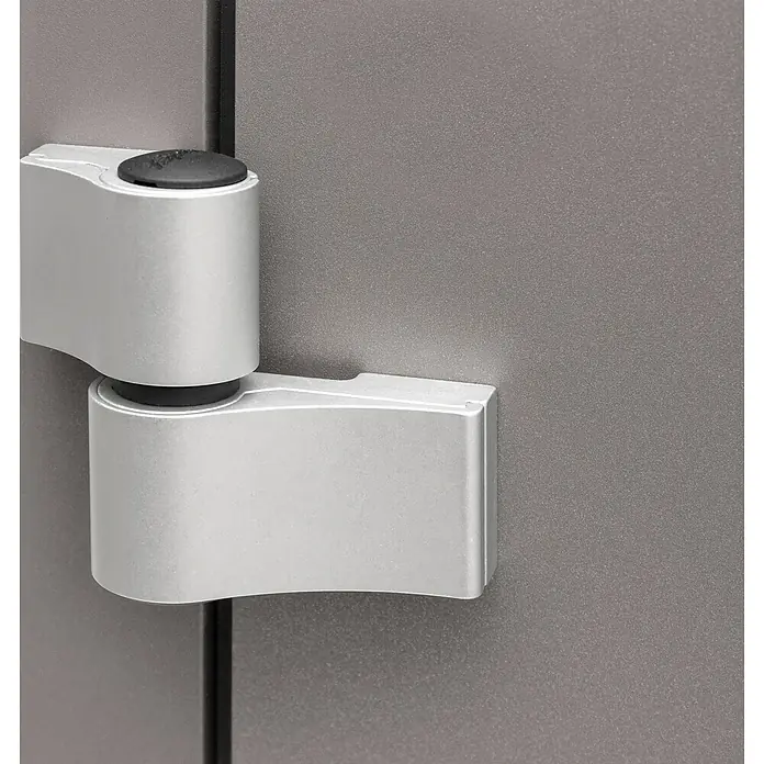 Splendoor Haustür Premium Kiel - 100 cm x 210 mm, DIN Anschlag: Links, Graualuminium - Detailaufnahme eines robusten, silberfarbenen Türscharniers, das an einer grauen Tür befestigt ist. Die Konstruktion wirkt stabil und langlebig.