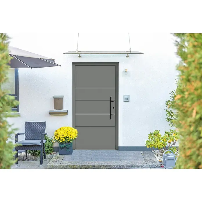 Splendoor Haustür Premium Kiel - 100 cm x 210 mm, DIN Anschlag: Rechts, Graualuminium - Moderne Haustür in Grau mit horizontalen Linien und schwarzem Griff, umgeben von einem gepflegten Außenbereich.