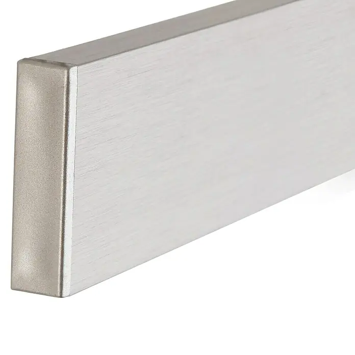 Stilgarnitur Up Right - Länge Gardinenstange: 160 cm - 280 cm, Edelstahl-Optik - Nahaufnahme einer modernen Sockelleiste aus gebürstetem Aluminium, ideal für zeitgemäße Raumgestaltung.