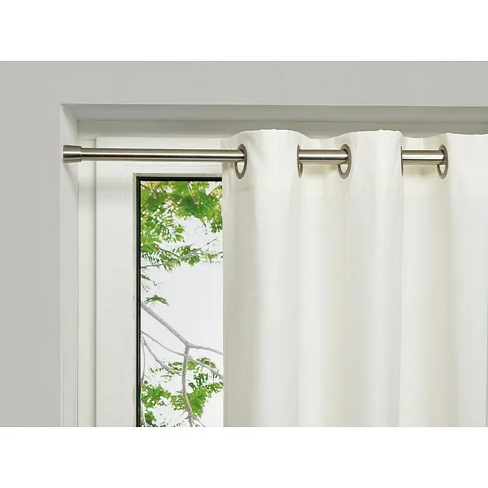 Spannstange Stretch - Edelstahl-Optik, Auszugslänge: 120 cm - 220 cm - Detailaufnahme einer Gardinenstange mit einem weißen Vorhang, der an Ringen aufgehängt ist und für Privatsphäre und Verdunkelung sorgt.