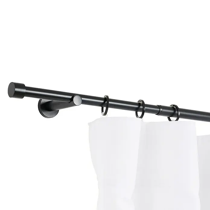 Stilgarnitur Cosy - Black, Auszugslänge: 160 cm - 280 cm - Eine Nahaufnahme einer schwarzen Gardinenstange mit weißen Vorhängen, die an Ringen hängen.