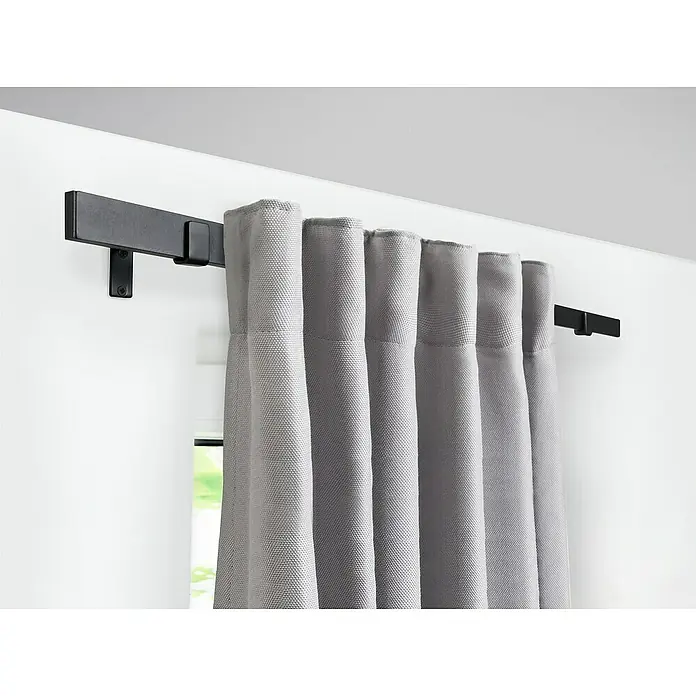 Stilgarnitur Up Right - Länge Gardinenstange: 160 cm - 280 cm, Schwarz - Bild einer grauen Vorhänge, die an einer schwarzen quadratischen Gardinenstange mit Halterungen an einer weißen Wand hängen.