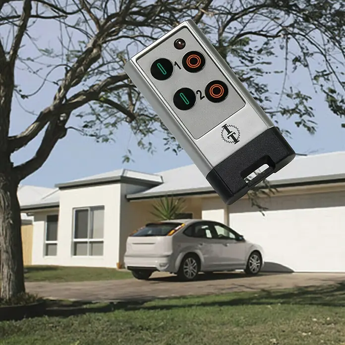 Intertechno Funk-Minihandsender ITKL-2 - Reichweite ca.: 35 m, Selbstlernend (automatisch) - Garagentoröffner-Fernbedienung in Silber und Schwarz mit grünen und orangefarbenen Knöpfen vor einem Haus und einem Auto.