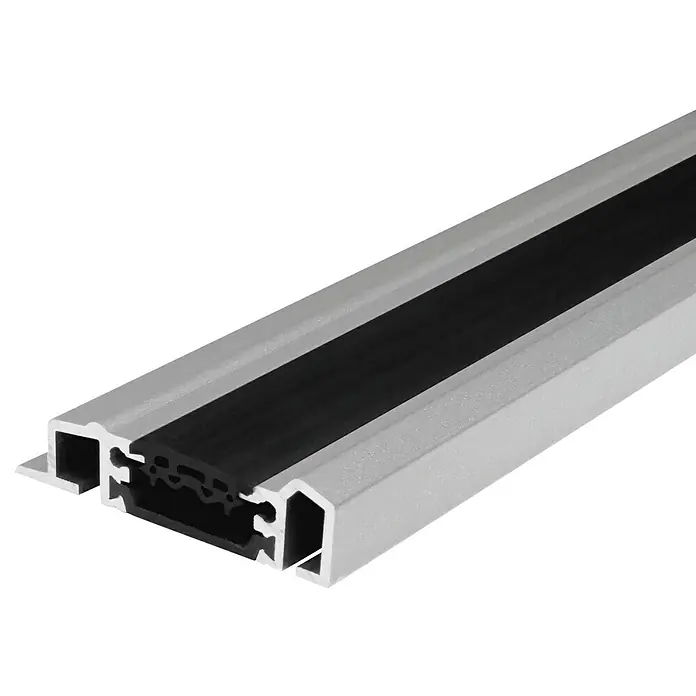Splendoor Haustür Premium Kiel - 110 cm x 210 mm, DIN Anschlag: Links, Graualuminium - Nahaufnahme eines Türbodendichtungs-Profils aus Aluminium mit schwarzem Dichtungsgummi für den Innenbereich.