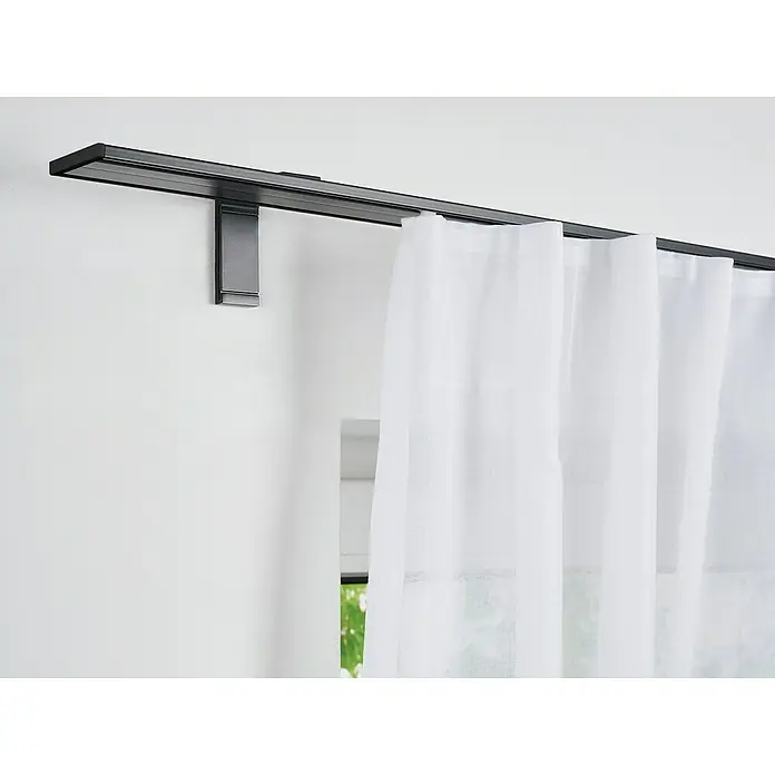 Vorhangschiene Level VerdunkelungssystemSchwarz, Länge: 200 cm, Anzahl Läufe: 2 Stk. - Ein Foto von einer modernen, schwarzen Gardinenstange mit weißen Vorhängen, die an einer weißen Wand befestigt ist.