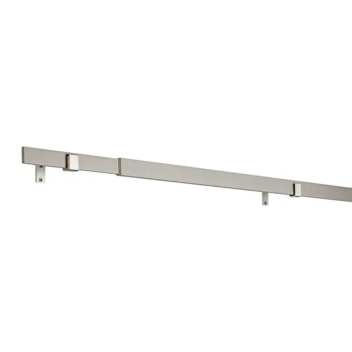 Stilgarnitur Up Right - Länge Gardinenstange: 160 cm - 280 cm, Edelstahl-Optik - Wandmontierte, silberfarbene Kleiderstange mit Halterungen zur Präsentation von Bekleidung in Geschäften oder im privaten Bereich.