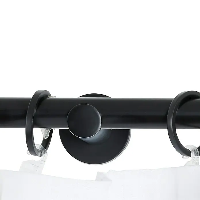 Stilgarnitur Cosy - Black, Auszugslänge: 160 cm - 280 cm - Nahaufnahme einer schwarzen Gardinenstange mit Halterung und Ring, an der ein weißer Vorhang befestigt ist.