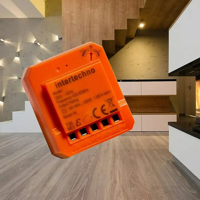 Intertechno Funk-Einbaudimmer ITD-251 für Taster - Max. Leistung: 3-250 W - Nahaufnahme eines orangefarbenen Intertechno-Geräts mit technischen Details, das für Automatisierungszwecke im Haus verwendet wird.